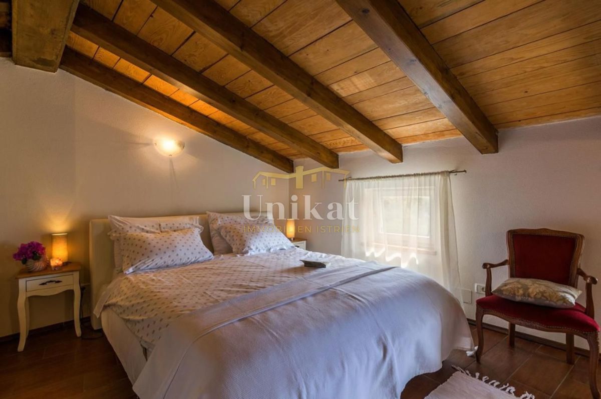 Casa in pietra ristrutturata con piscina e vista su Motovun